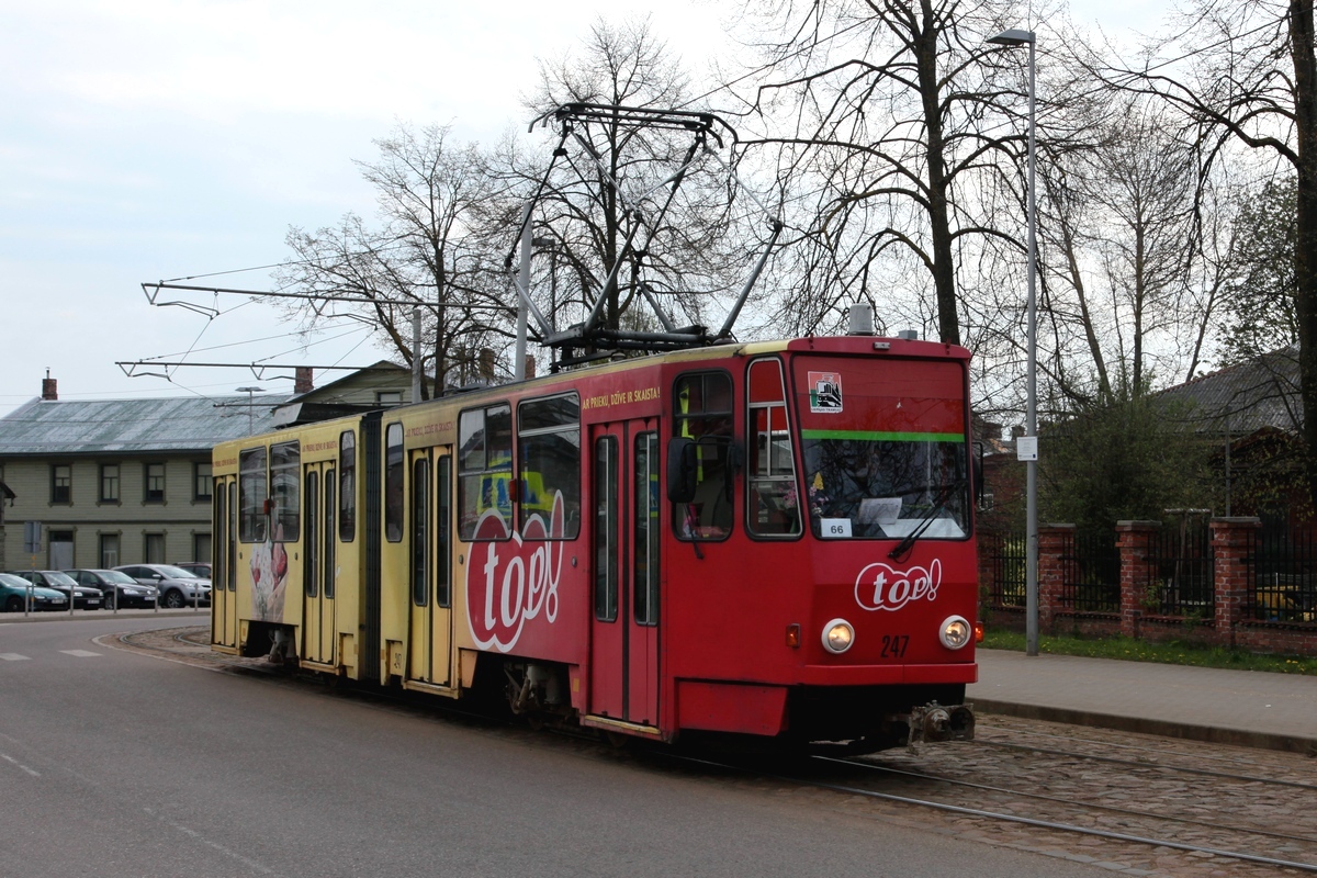 8 Tw des Typs KT4D wurden durch den Straßenbahnbetrieb in Liepãja aus Erfurt übernommen, der Letzte war Tw 247 (ex Erfurt 529, Bauj. 1987) im Jahr 2005. Am 15.05.2017 durchfährt er den Bogen vor dem Bf und erreicht gleich die Hst. Stacila.
