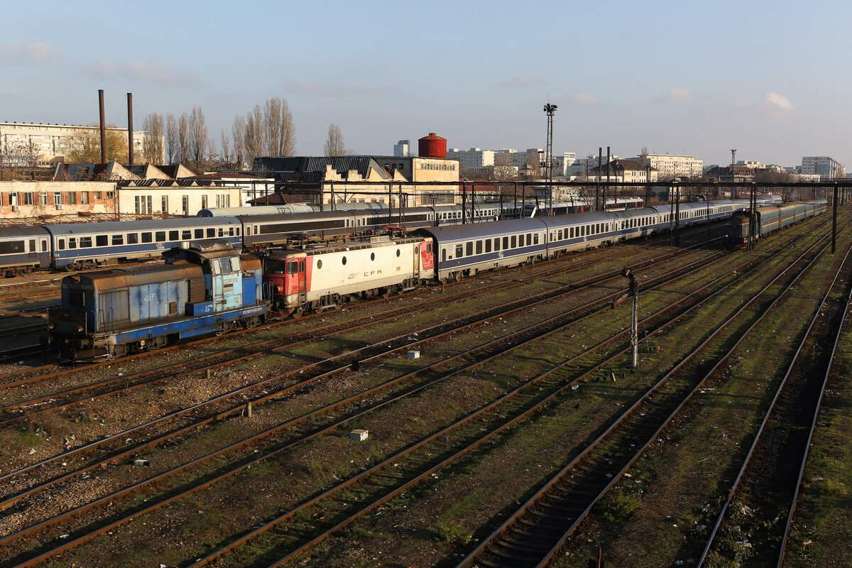 80 0 171-6 Diesellok rangiert am 13.12.24 etwas westlich vom Gara du Nord in Bukarest 410 294 und Wägen hin und her. Von einer Fussgängerbrücke aus kann man dem Treiben gut folgen. Dieser Bereich hat keine Oberleitung und man keine störenden Leitungen im Bild. Ziemlich cool und ständig was los hier !