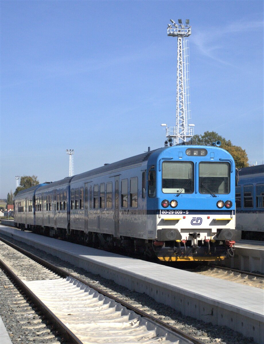 80 29 009-5 als Schnellzug in Richtung Olomouc , aufgenommen in Krnov.
01.10.2021 11:00 Uhr.Der Fotograf steht auf Bahnsteig 3.