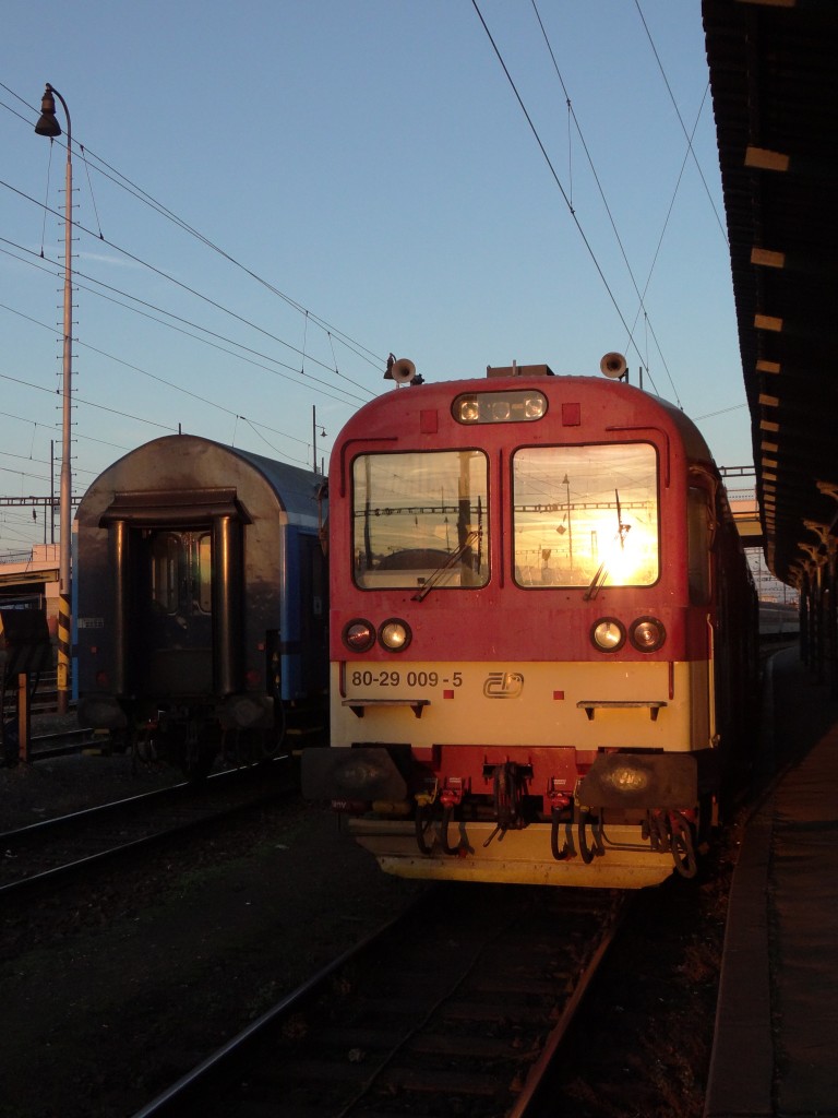80 29 009-5 zusehen am 18.10.13 in Plzen hl.n.im Sonnenuntergang.