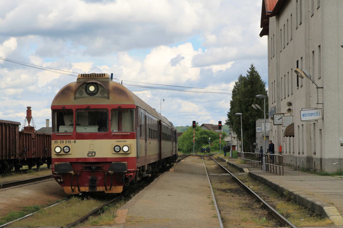 80 29 215-8 / 854 216-9 mit Os 4813 Jihlava-Brno auf Bahnhof Okříšky am 21-5-2013.