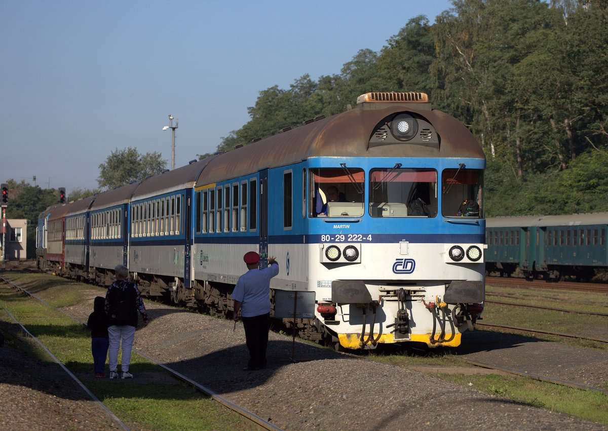 80 29 222-4   Martin   an der Spitze des Schnellzuges nach Praha Bubny Vlatavska.
21.09.2019 09:23 Uhr