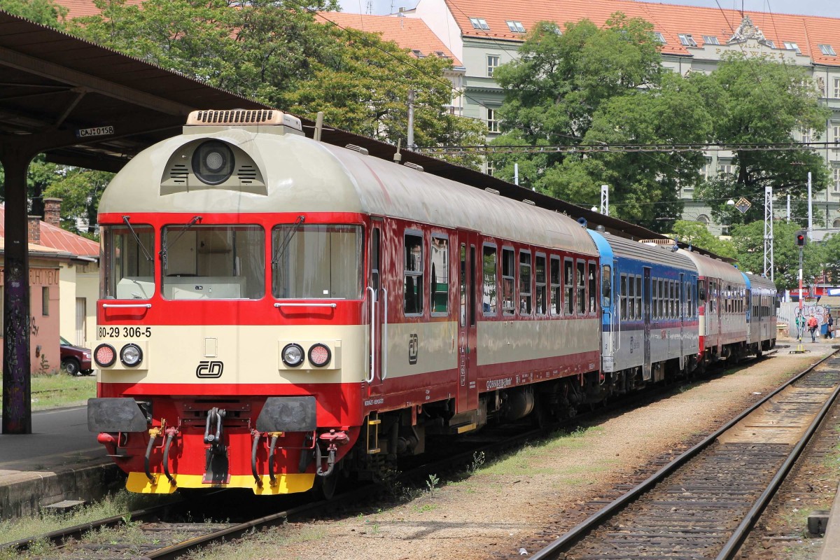 80-29 306-5, 842 016-8, 80-29 und 842 034-1 mit Os 4448 Brno Hlavní Nádraží-Ivančice auf Bahnhof Brno Hlavní Nádraží am 29-5-2013.

