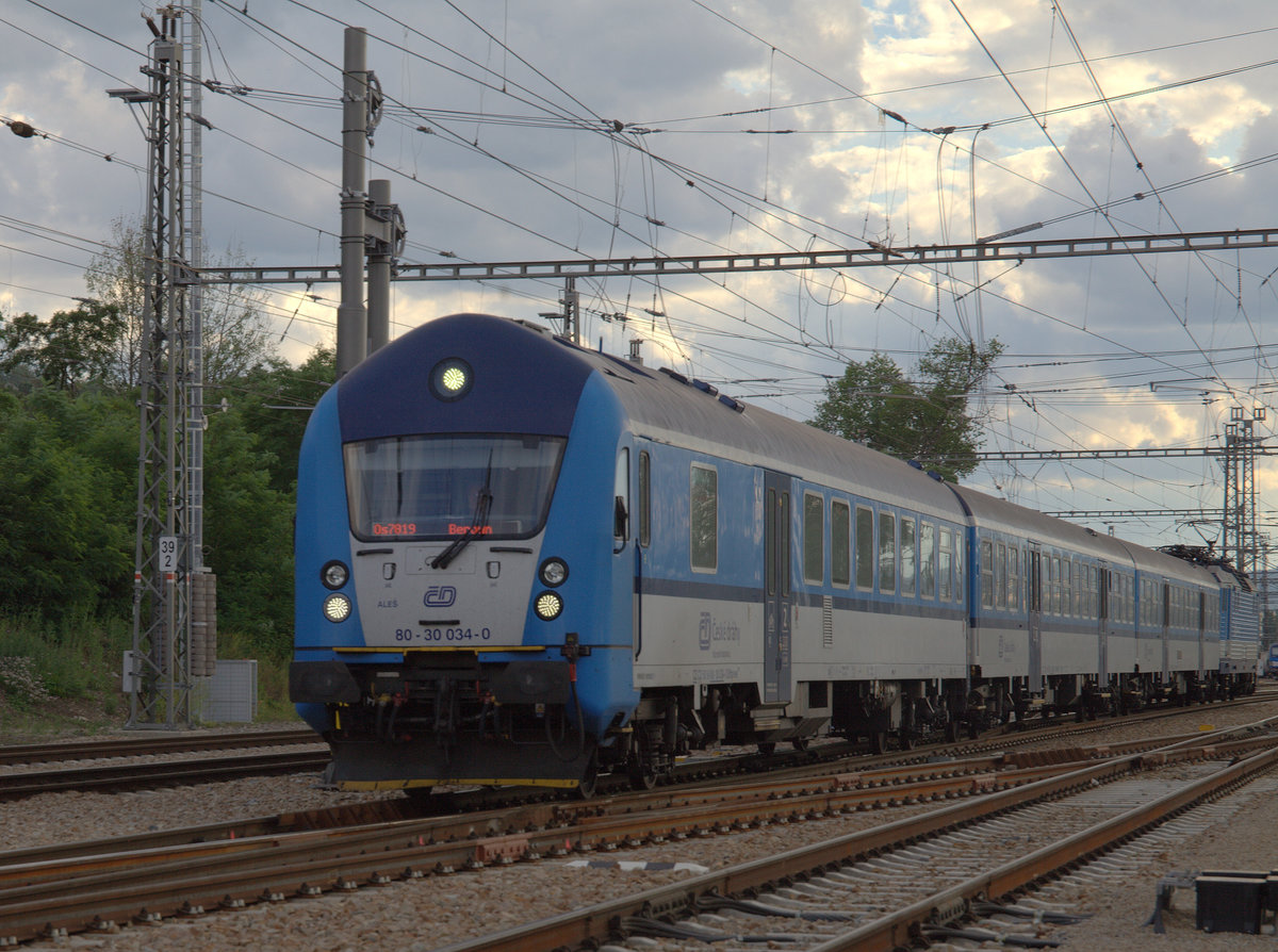 80 30 034-0 an der Spitze des OS 7890 bei der Einfahrt in den Bahnhof Beroun. 21.06.2019 18:45 Uhr.