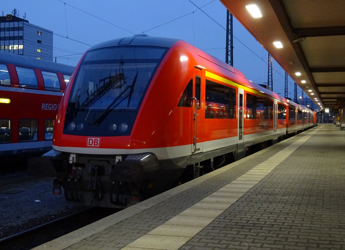 80-35 811-4 ABpybdzf 484 steht am 11. Februar 2015 im Würzburger Hbf.