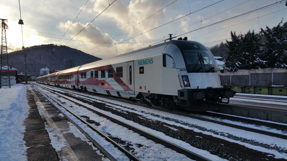 80-70 749-0  Lange Fahne  mit Railjet 750 auf der Fahrt nach Wien Hbf. beim Aufenthalt in Kapfenberg am 02.02.2015.