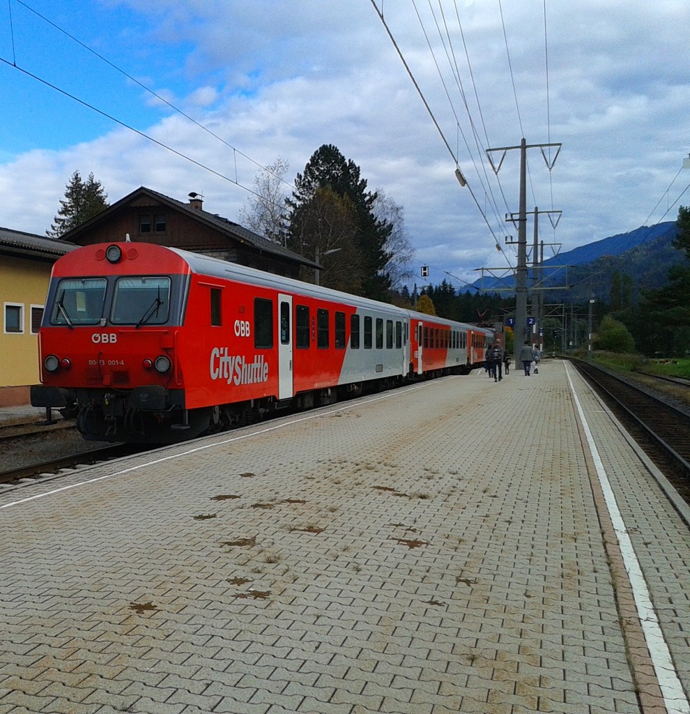 80-73 001-4 am Zugschluss des abfahrenden R 4863 (Lienz - Spittal-Millstättersee). Aufgenommen am 9.10.2015 in Dellach im Drautal
