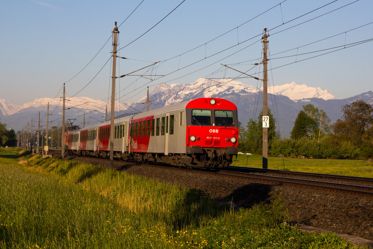 80-73 017-0 wird von einer 1144 auf der Vorarlbergbahn gen Dornbirn geschoben. Vor beeindruckender Schneekulisse des Säntis und Hohen Kastens. Am 14.5.19 liegt dort oben noch viel Schnee