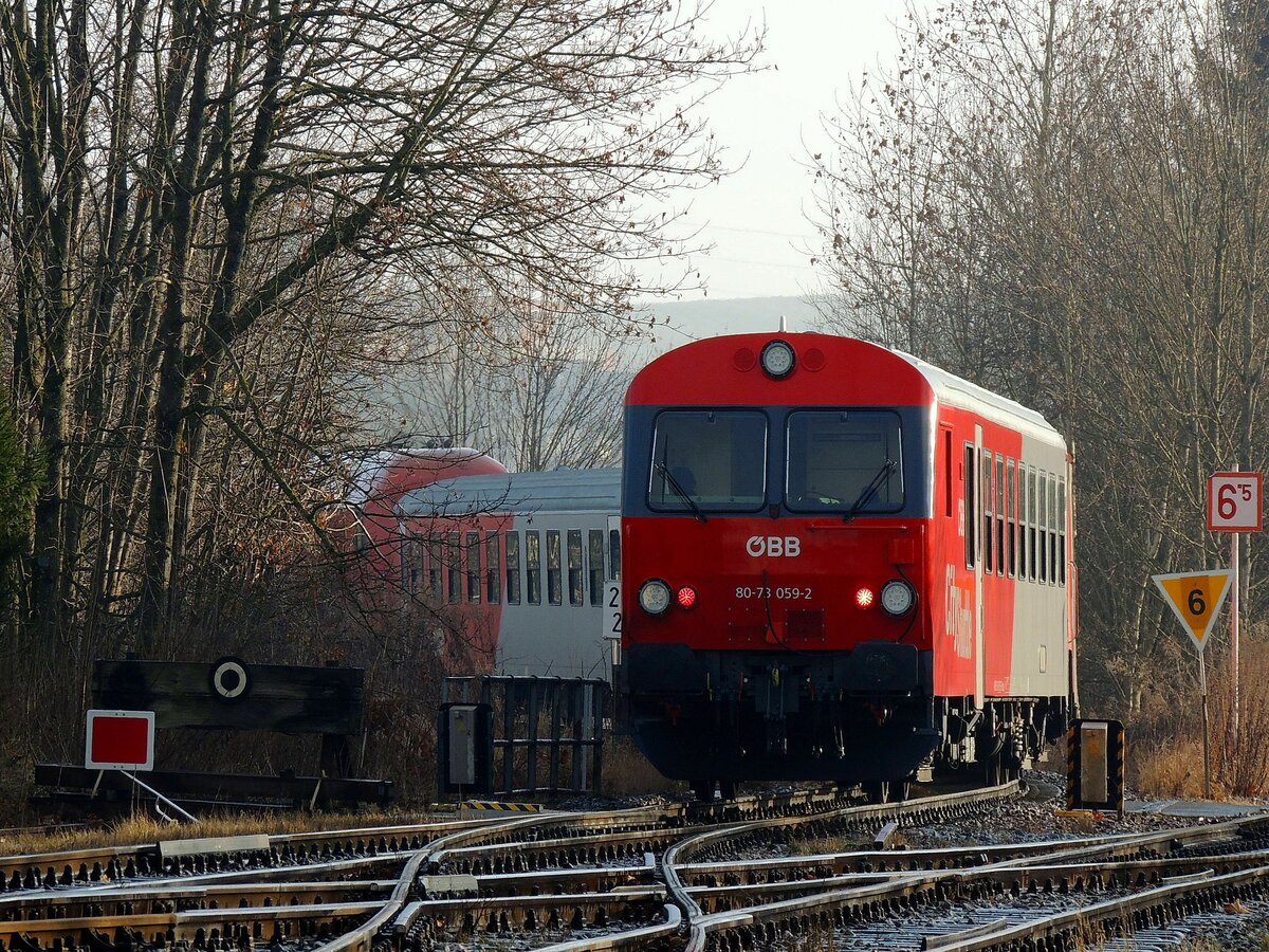 80 73 059-2 zeigt die rote Laterne, bzw. Schluß, vom R5965, bei der Ausfahrt Ried; 211227