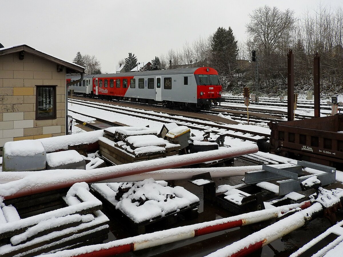80-73 060-0 entschwindet mit R5965 aus dem leicht verschneiten Bhf. Ried; 211129