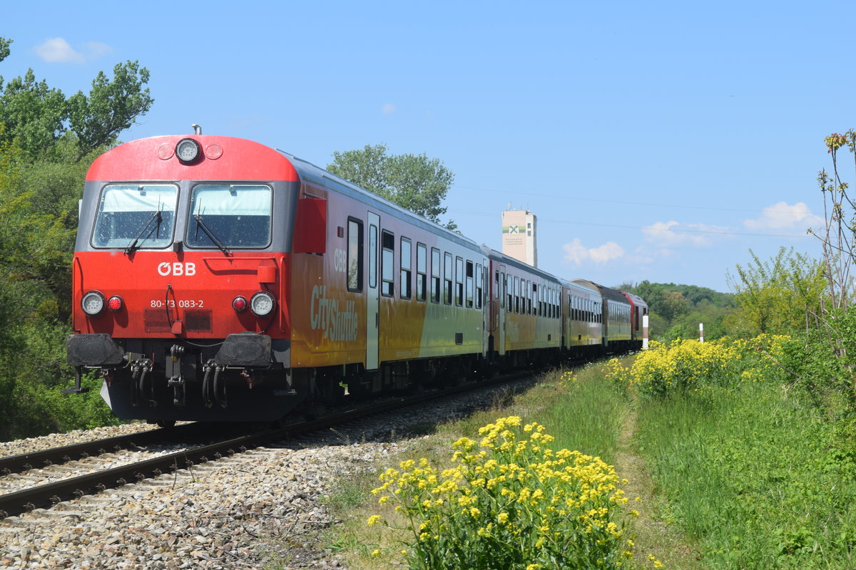 80-73 083-2 mit zwei CRD und einen Bdteer Wagen kurz nach Marchegg. 6.5.2016.