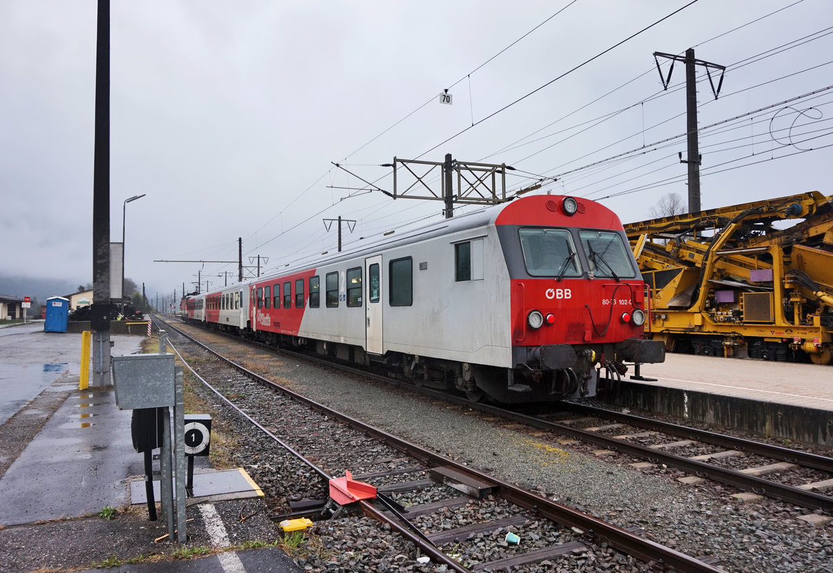 80-73 102-0 am Zugschluss der S1 4262 (Greifenburg-Weißensee - Villach Hbf), am 8.4.2016 im Bahnhof Greifenburg-Weißensee. Zuglok war 1144 285-4
