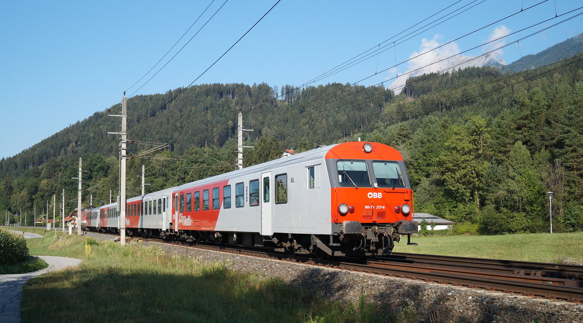80-73 217-6 an der Spitze von REX 5337 (Innsbruck Hbf - Wörgl Hbf) bei Terfens, 16.08.2018.
