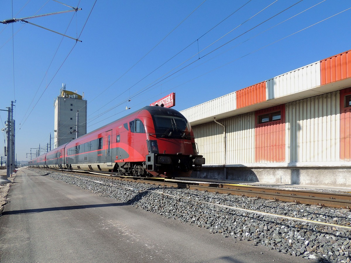 80-90-721 bildet bei RJ564 den Zugschluß, und entschwindet bei Amstetten Richtung Linz; 140225