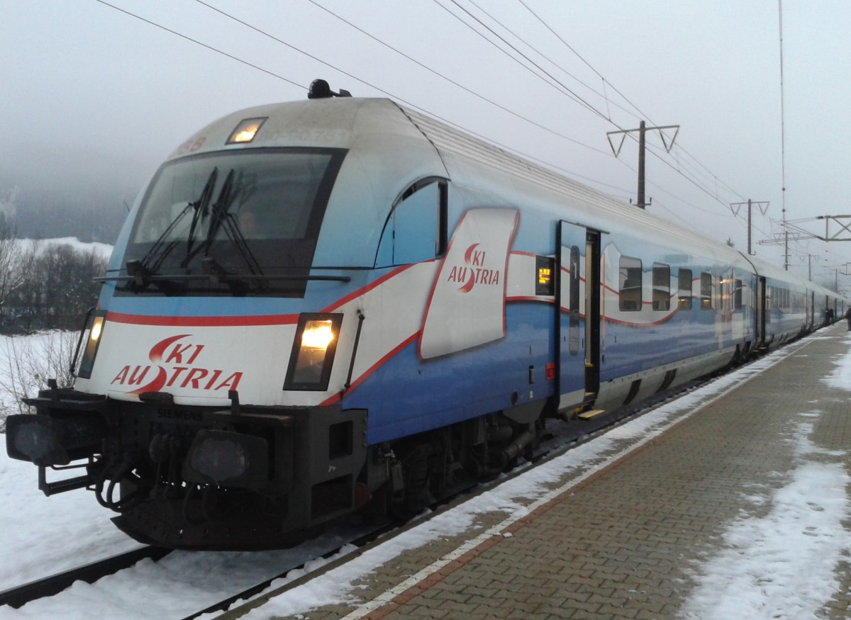 80-90 751 an der Spitze des railjet 530 (Lienz - Wien Meidling) am 4.12.2014 beim Halt in Greifenburg-Weißensee. Schublok war 1116 251-0.