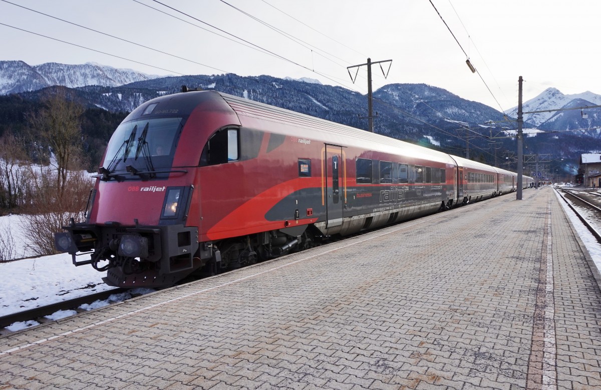 80-90.722 an der Spitze vom railjet 632 (Lienz - Wien Hbf), am 4.3.2016 beim Halt in Greifenburg-Weißensee. Schublock war 1116 222-1  The Red Bulletin Fashion Train .