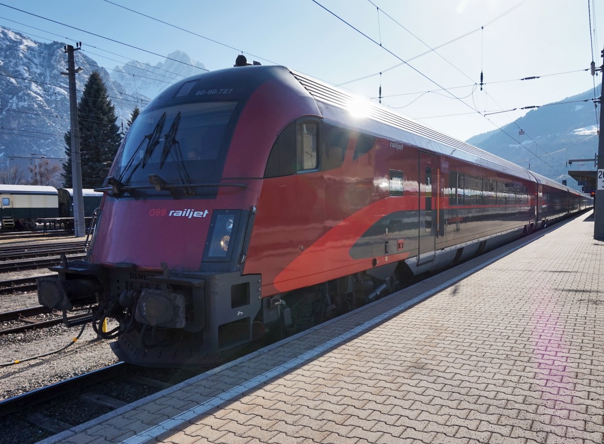 80-90.727 an der Spitze des railjet 632 (Lienz - Wien Hbf), am 17.3.2016 in Lienz.
Schublok war 1116 227-0