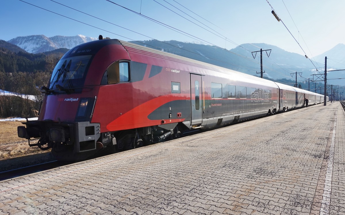 80-90.727 an der Spitze des railjet 632 (Lienz - Wien Hbf), am 17.3.2016 beim Halt in Greifenburg-Weißensee.
Schublok war 1116 227-0