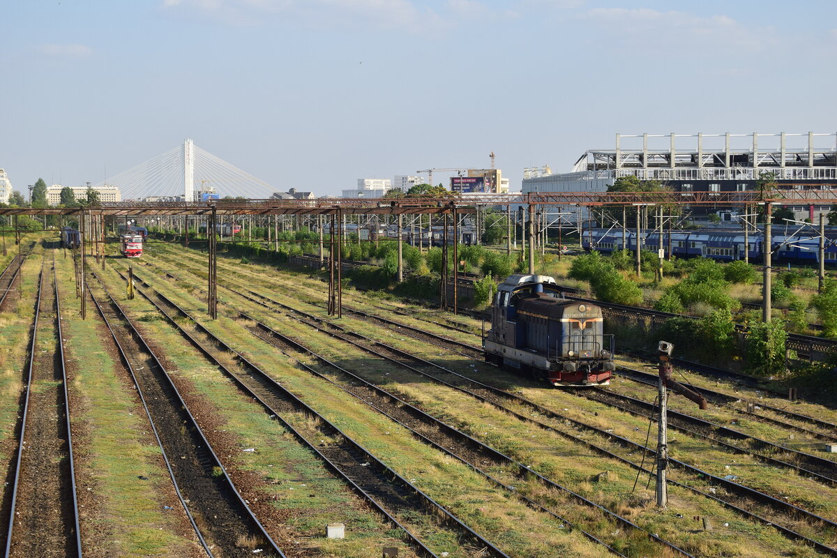 800 376-1 fährt langsam durch die leeren Gleise zur nächsten Rangieraufgabe.

Bukarest 03.09.2025