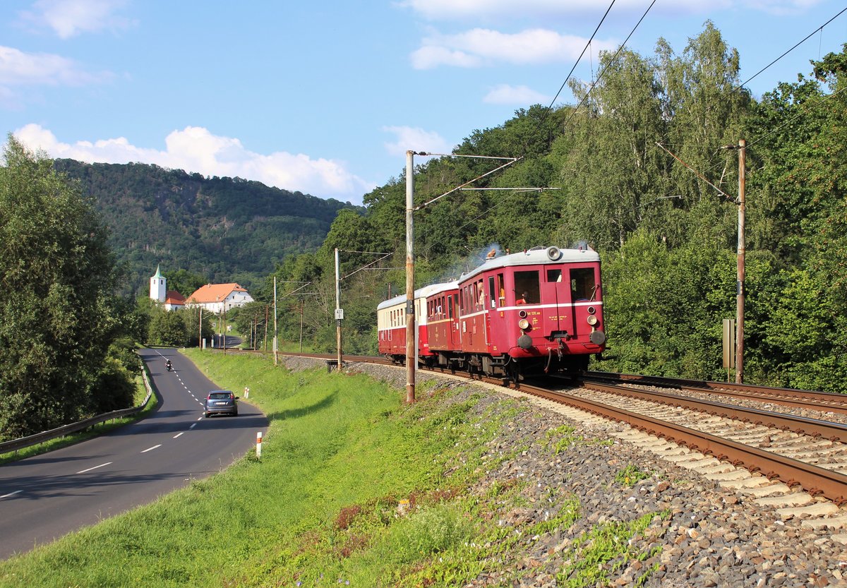 801 009 (mit Beiwagen) und 831 105 als Os 15487 zusehen am 18.07.20 bei Svádov.