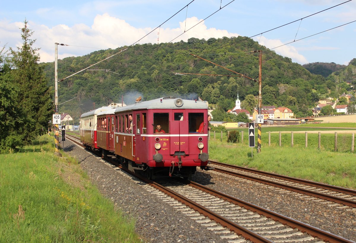 801 009 (mit Beiwagen) und 831 105 als Os 15487 zusehen am 18.07.20 in Svádov.