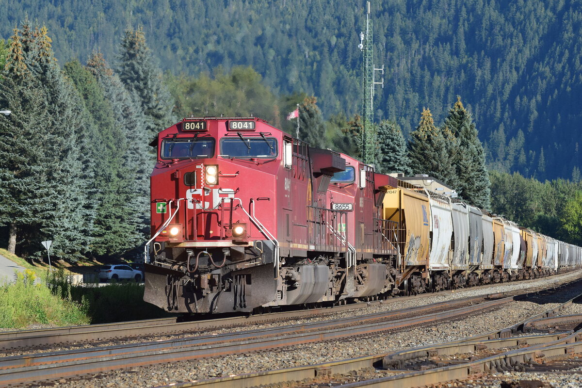8041 und 8655 ziehen einen Güterzug durch Revelstoke in Richtung Kamloops.

Revelstoke 29.07.2022