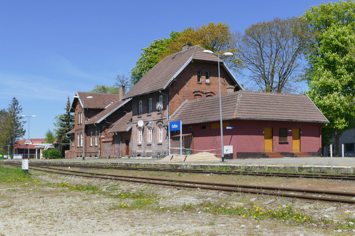 8.05.2018: Der Bahnhof von Leba an der polnischen Ostseeküste. Personenverkehr nach/von Lębork gibt es hier nur noch während der Badesaisont.