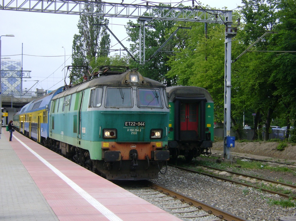 8.06.2012, ET22-944 mit IR Poznan Glowny - Gdynia Glowna in Poznan Glowny.