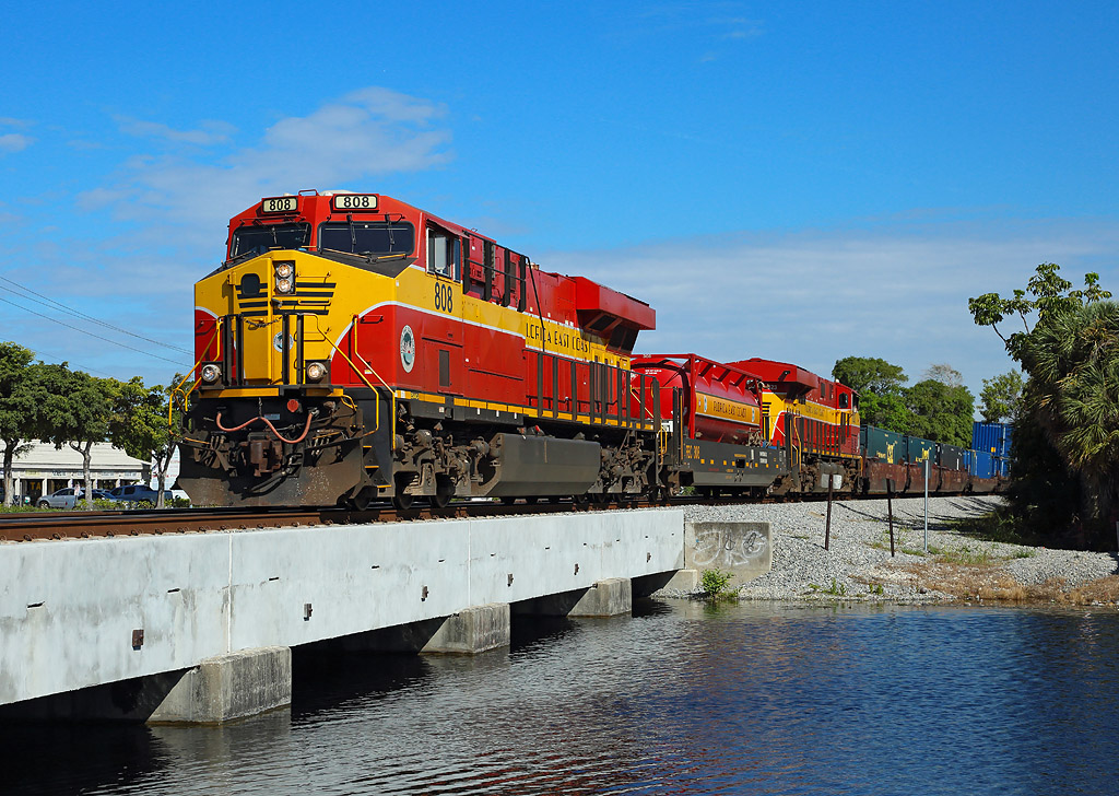 808 & 823 cross Cypress Creek whilst hauling a late running FEC121-26