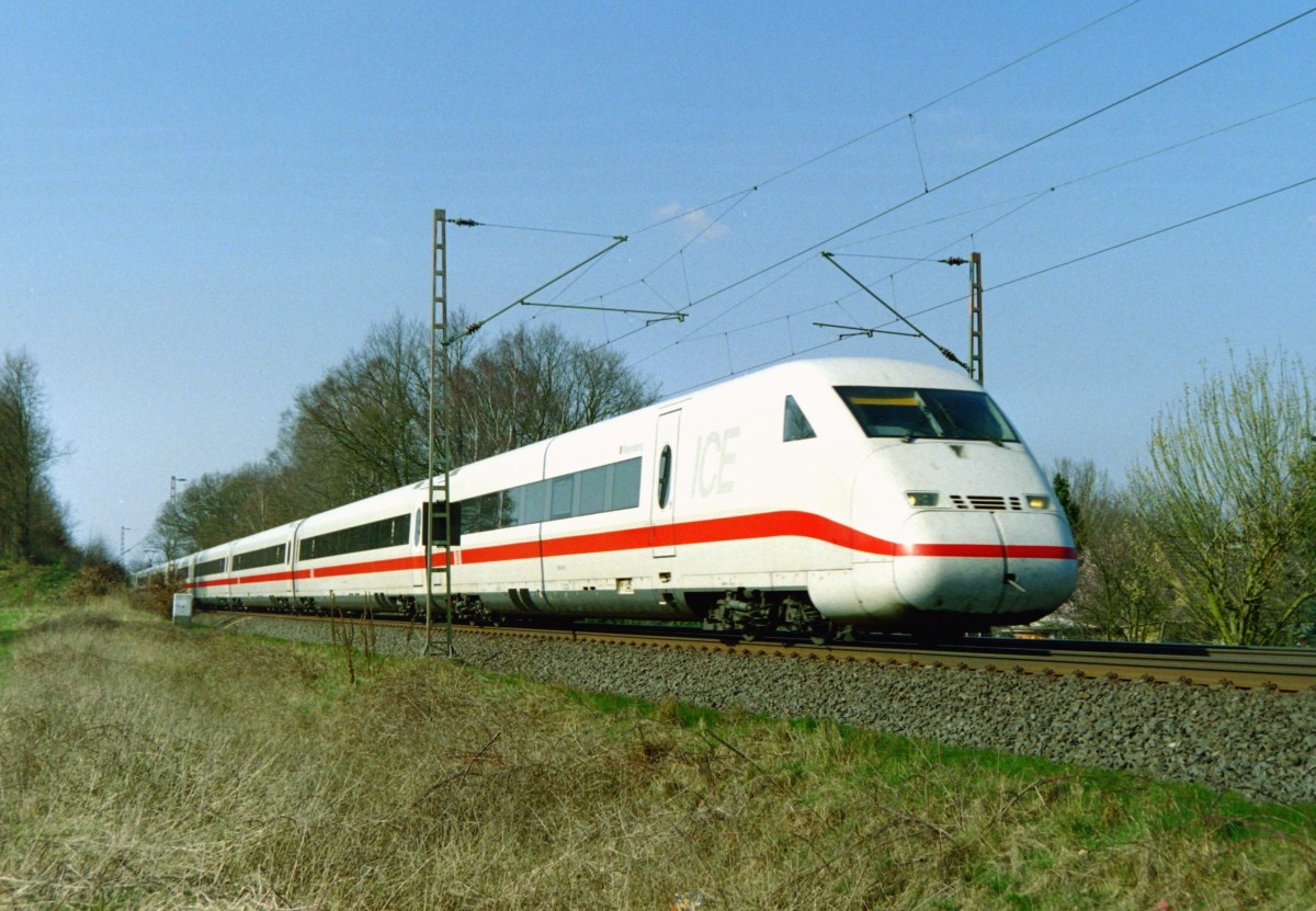 808 001 als ICE 681 (Hamburg-Altona–Mnchen Hbf) am 28.03.2007 zwischen Bienenbttel und Bad Bevensen