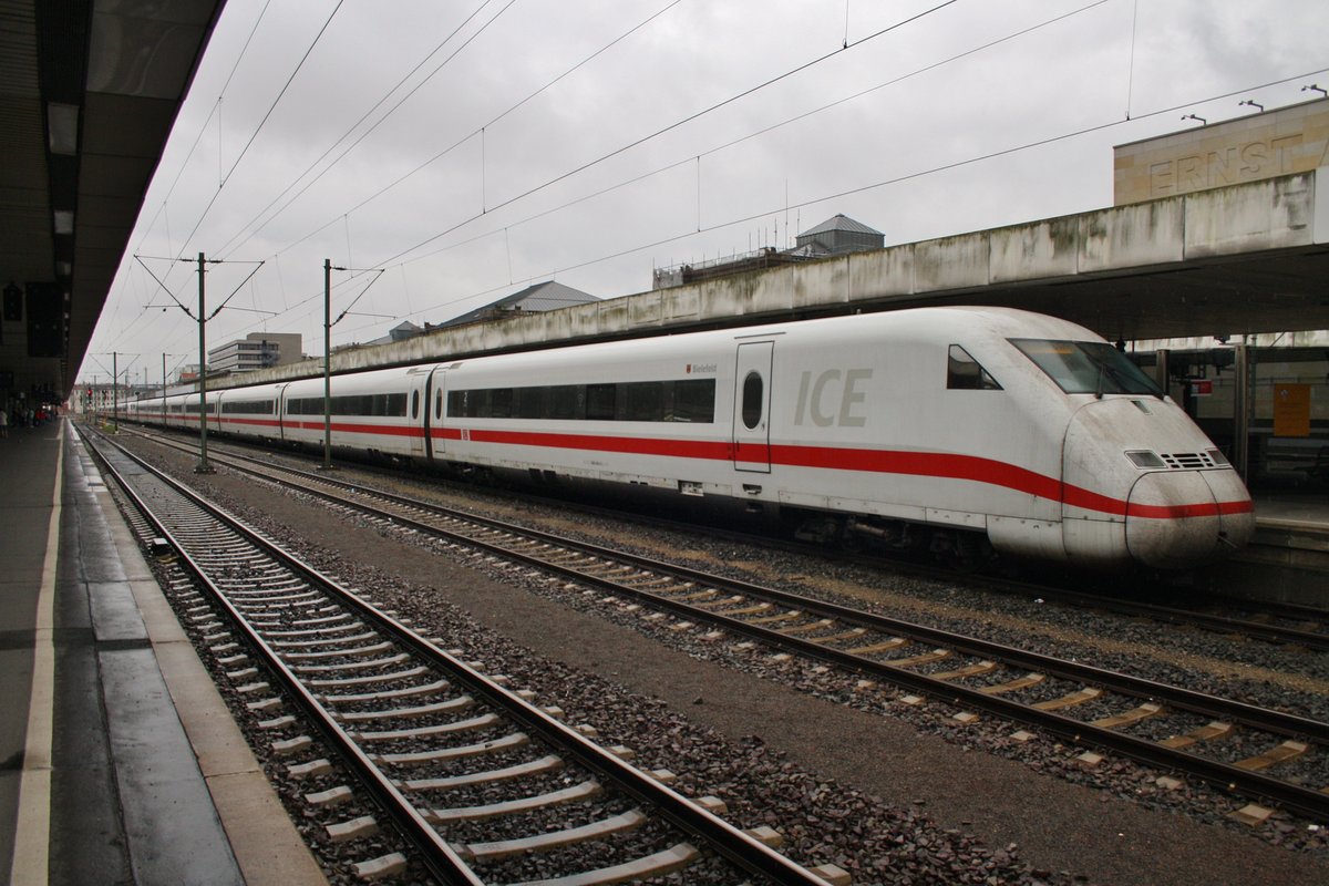 808 004-6  Bielefeld  steht am 5.8.2017 als ICE587 von Hamburg-Altona nach München Hauptbahnhof zusammen mit 808 005-3  Zwickau  als ICE537 von Bremen Hauptbahnhof nach München Hauptbahnhof im Hannoverschen Hauptbahnhof.