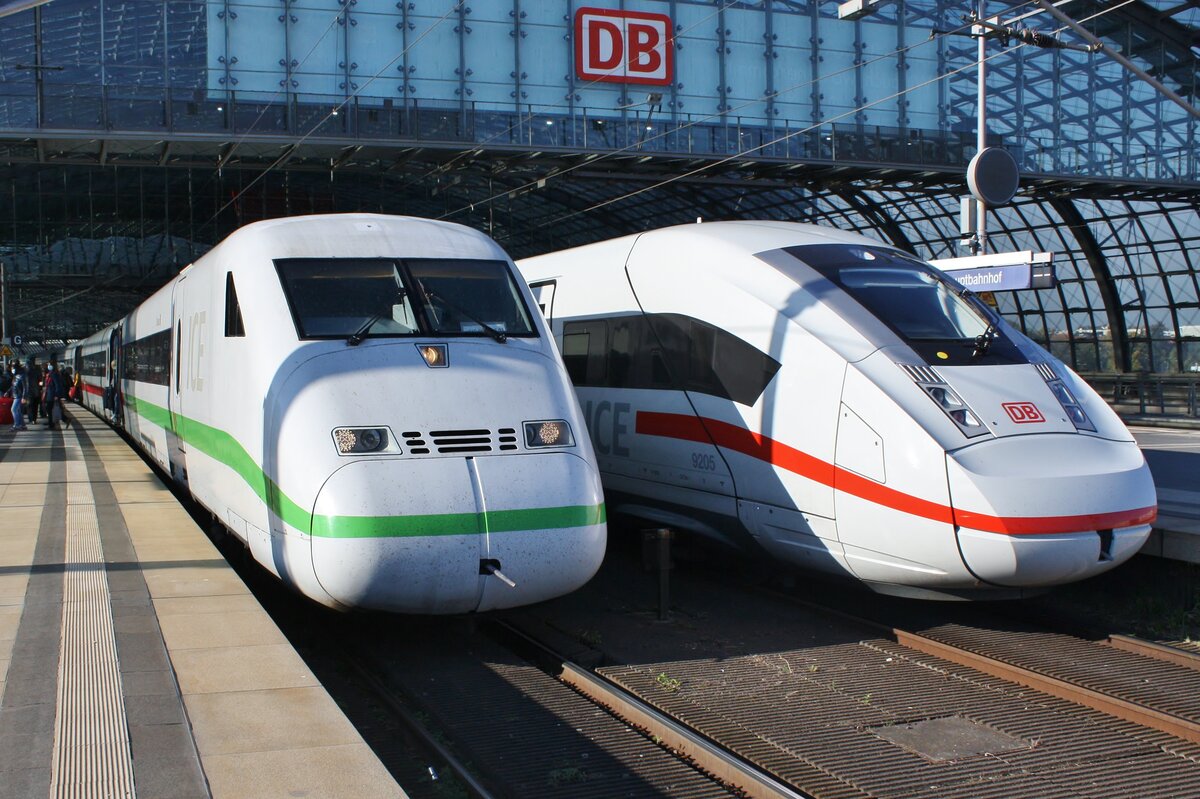 808 009-5  Riesa  trifft am 30.10.2021 als ICE855 von Köln Hauptbahnhof nach Berlin Ostbahnhof im Berliner Hauptbahnhof auf 412 205 (6812 205-1) als ICE558 von Berlin Ostbahnhof nach Bonn Hauptbahnhof. 