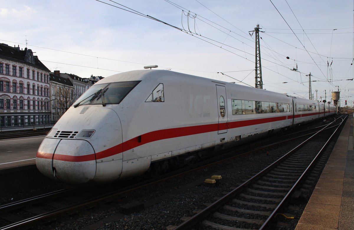 808 011-1  Uelzen  erreicht am 25.3.2017 als ICE588 von München Hauptbahnhof den Bahnhof Hamburg-Altona. 