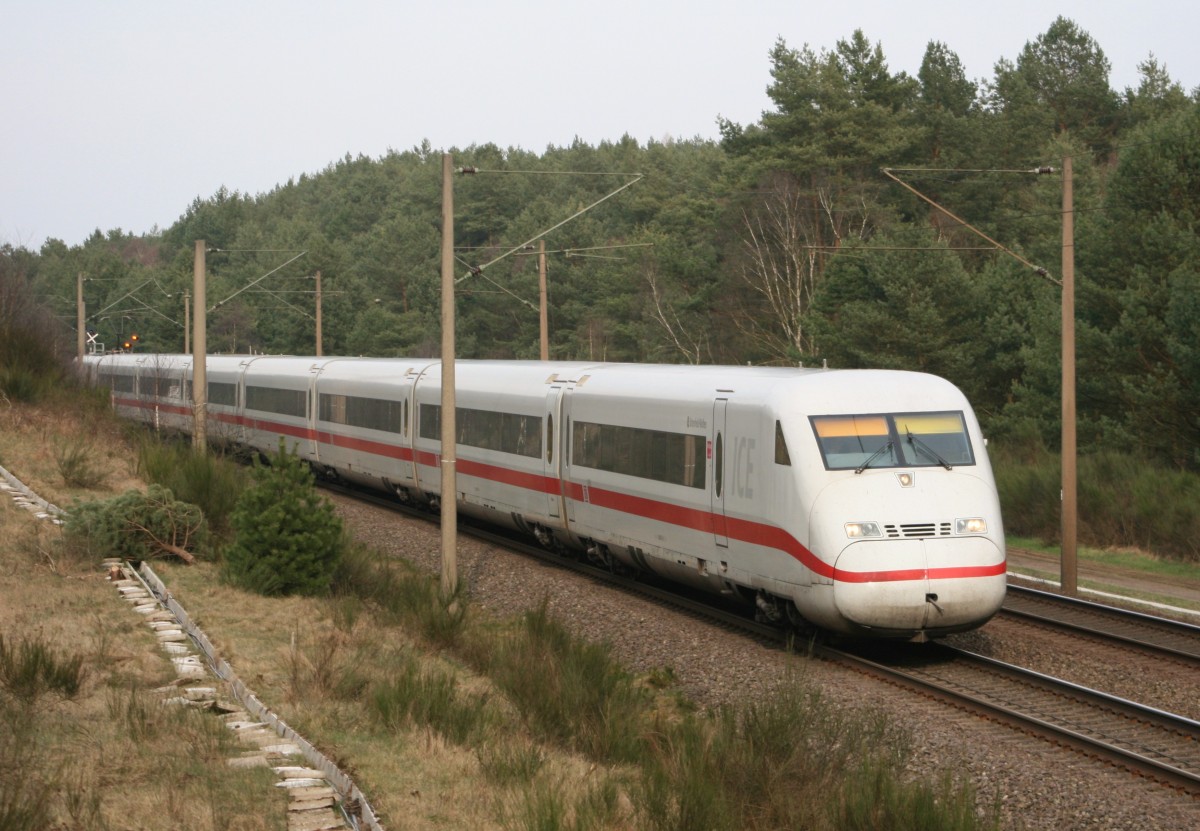 808 015 als ICE 681 (Hamburg-Altona–Mnchen Hbf) am 23.03.2015 zwischen Suderburg und Unterl