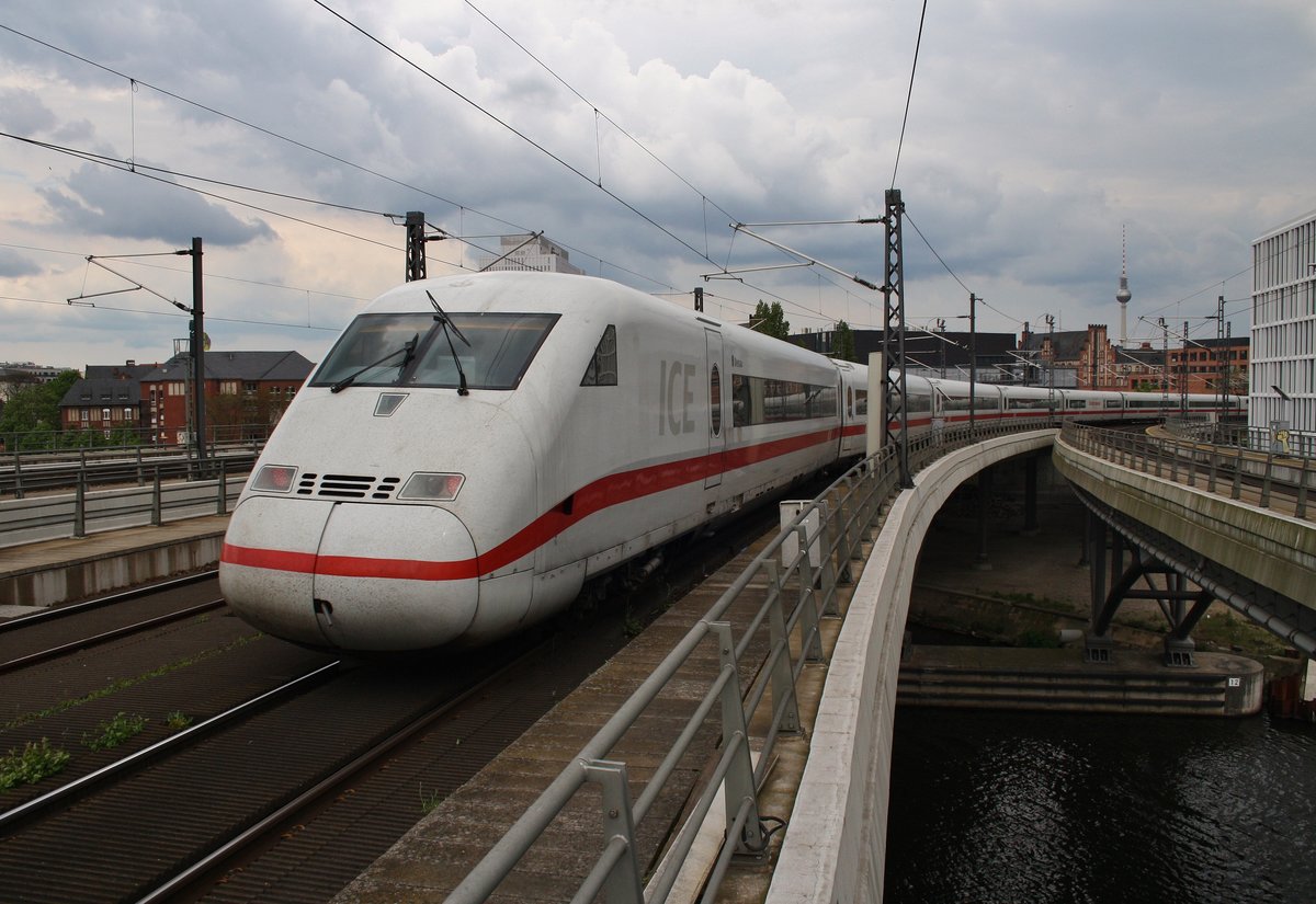 808 016-0  Dessau  verlässt am 14.5.2017 als ICE847 von Köln Hauptbahnhof nach Berlin Ostbahnhof mit 808 038-4  Saarbrücken  als ICE857 von Köln Hauptbahnhof nach Berlin Ostbahnhof den Berliner Hauptbahnhof.