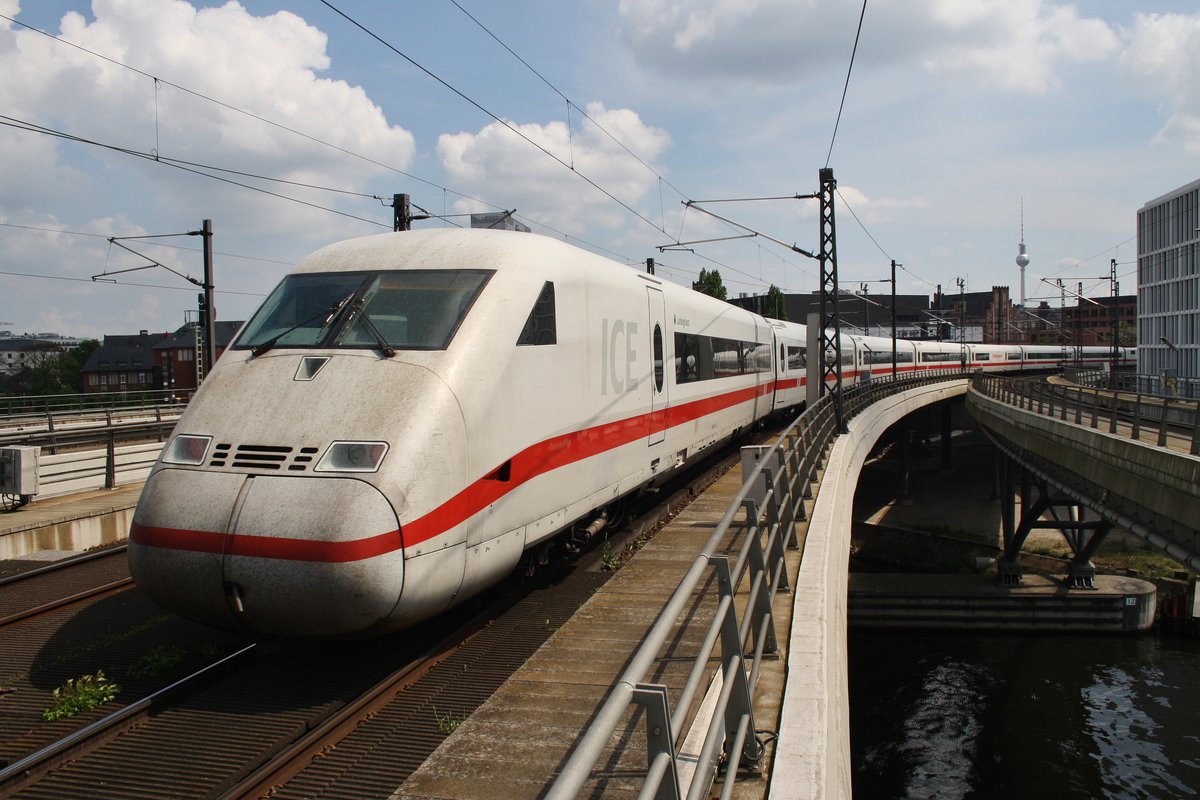 808 020-2  Meiningen  verlässt am 14.5.2017 als ICE1045 von Köln Hauptbahnhof nach Berlin Ostbahnhof mit 808 039-2  Essen  als ICE855 ebenfalls von Köln Hauptbahnhof nach Berlin Ostbahnhof den Berliner Hauptbahnhof.