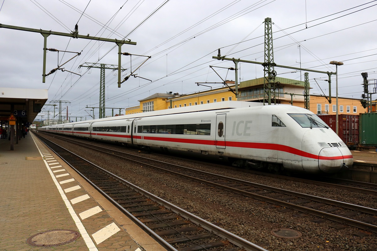 808 022-8 (Tz 222  Eberswalde ) und eine weitere BR 402 als ICE 1085 (Linie 25) von Hamburg-Altona bzw. ICE 585 (Linie 25) von Oldenburg(Oldb) nach München Hbf stehen im Bahnhof Fulda auf Gleis 4. [22.10.2017 | 11:59 Uhr]