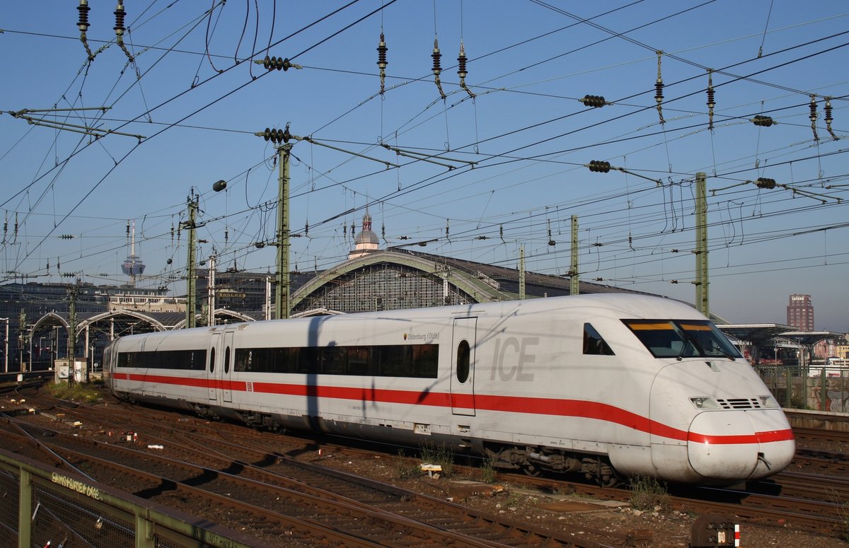 808 025-1  Oldenburg(Oldb)  verlässt am 12.10.2010 als ICE557 von Köln Hauptbahnhof nach Berlin Ostbahnhof die Stadt am Rhein.