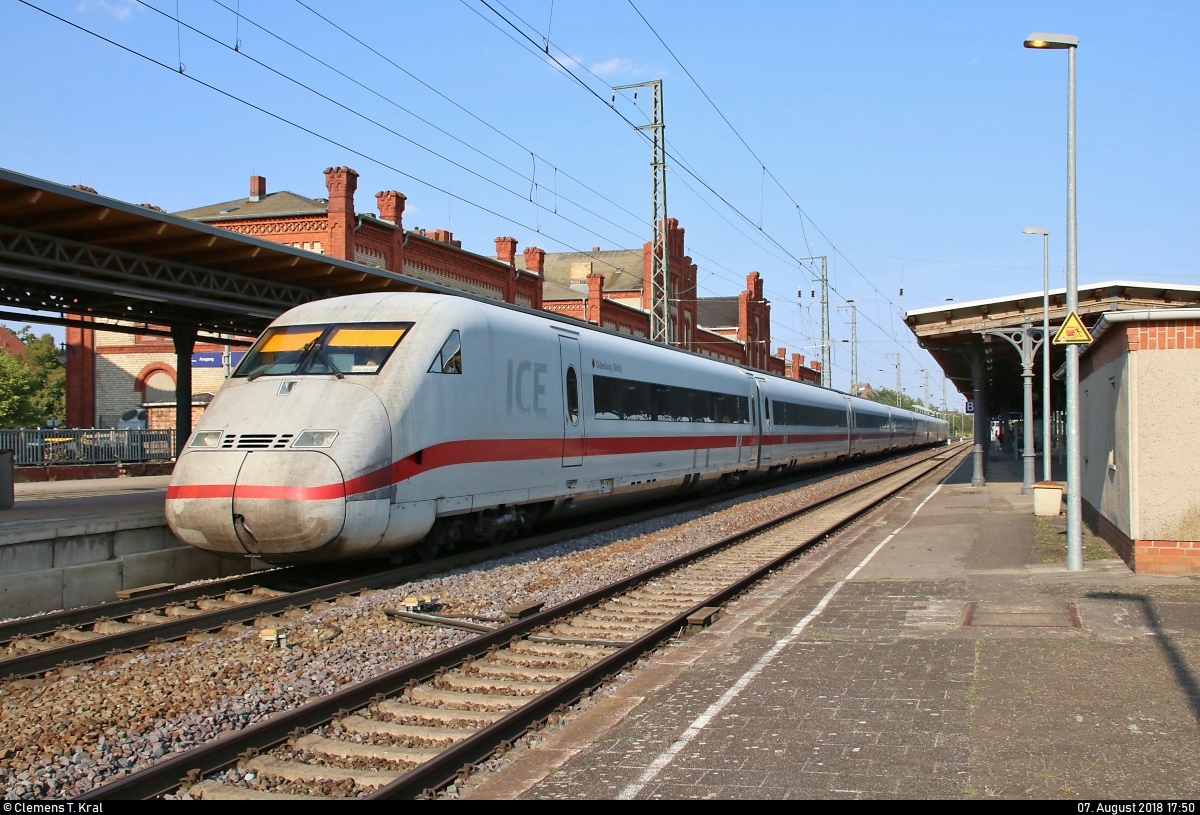 808 025-1 (Tz 225  Oldenburg (Oldb) ) als unbekannter ICE Richtung Hannover Hbf steht im Bahnhof Stendal auf Gleis 1.
[7.8.2018 | 17:50 Uhr]