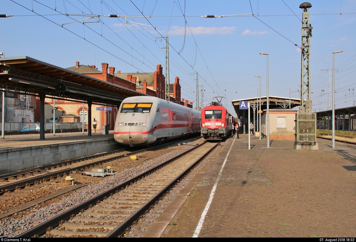 808 025-1 (Tz 225  Oldenburg (Oldb) ) als unbekannter ICE Richtung Hannover Hbf trifft auf 182 006 (Siemens ES64U2) von DB Regio Nordost als IRE 4272 (IRE 1) von Berlin Ostbahnhof nach Hamburg Hbf im Bahnhof Stendal.
[7.8.2018 | 18:02 Uhr]