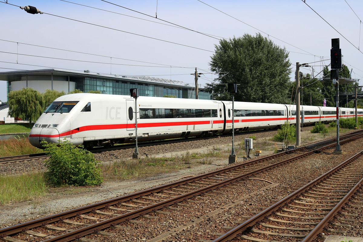 808 025-1 (Tz 225  Oldenburg(Oldb) ) als ICE 940 (Linie 10) von Berlin Ostbahnhof nach Düsseldorf Hbf fährt in Wolfsburg Hbf ein. [19.7.2017 - 12:54 Uhr]