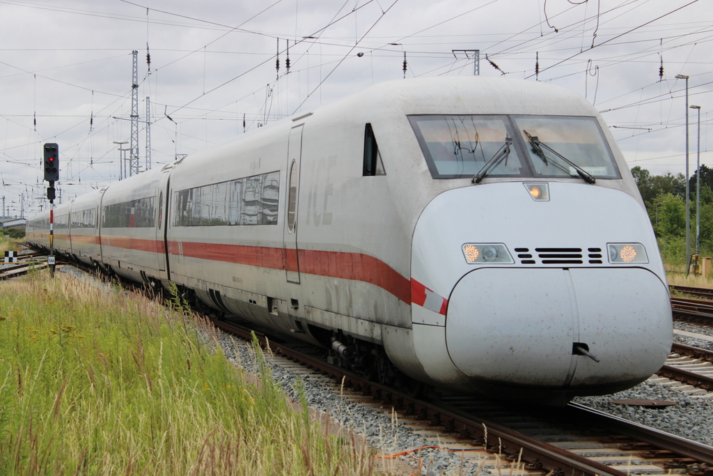 808 028-5  Altenburg  als ICE 639 WBI-MH bei der Einfahrt im Rostocker Hbf.17.07.2022