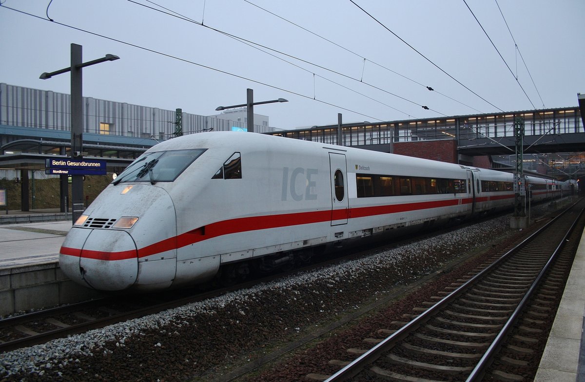 808 030-1  Delitzsch  hat am 17.12.2016 als ICE547 von Düsseldorf Hauptbahnhof mit 808 006-1  Magdeburg  als ICE557 von Köln Hauptbahnhof den Bahnhof Berlin Gesundbrunnen erreicht.