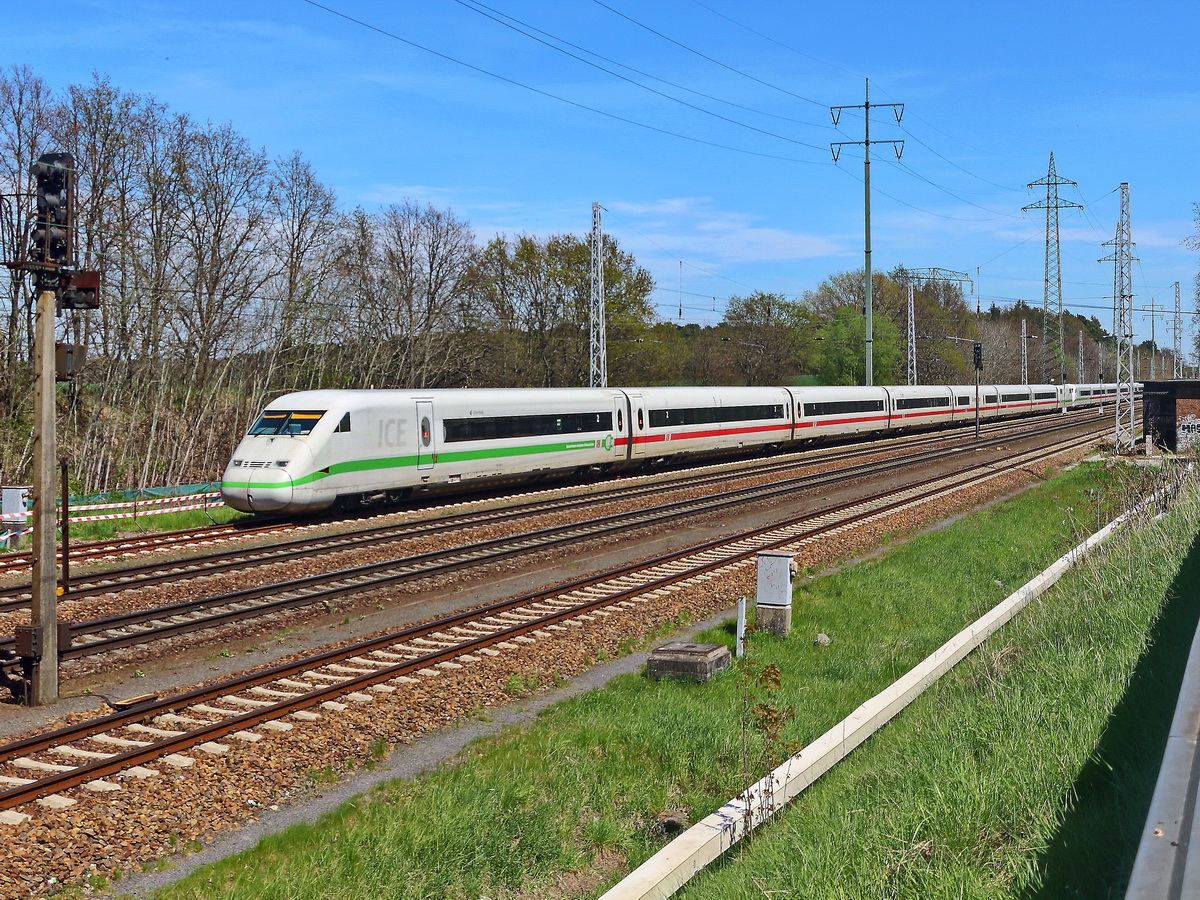 808 036-8  Jüterbog  und ICE 2  Potsdam  stehen auf dem Ausweichgleis bei Km Stand 24,2  auf den Südlichen Berliner Aussenring am 09. Mai 2021