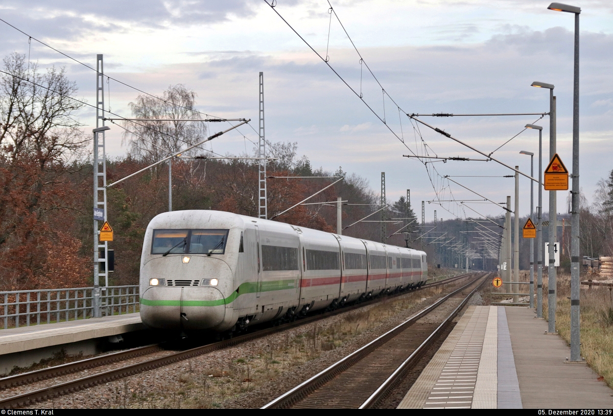808 036-8 (Tz 236  Jüterbog ) durchfährt den Hp Jeber-Bergfrieden auf Gleis 2.

🧰 DB Fernverkehr
🚝 ICE 797 (Linie 13) Berlin Hbf (tief)–Leipzig Hbf
🚩 Bahnstrecke Wiesenburg–Roßlau (KBS 207)
🕓 5.12.2020 | 13:39 Uhr