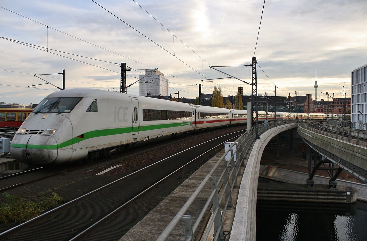 808 044-2  Koblenz  fährt am 15.11.2020 als ICE642 von Berlin Ostbahnhof nach Düsseldorf Hauptbahnhof zusammen mit 808 036-8  Jüterbog  als ICE652 von Berlin Ostbahnhof nach Köln Hauptbahnhof in den Berliner Hauptbahnhof ein.