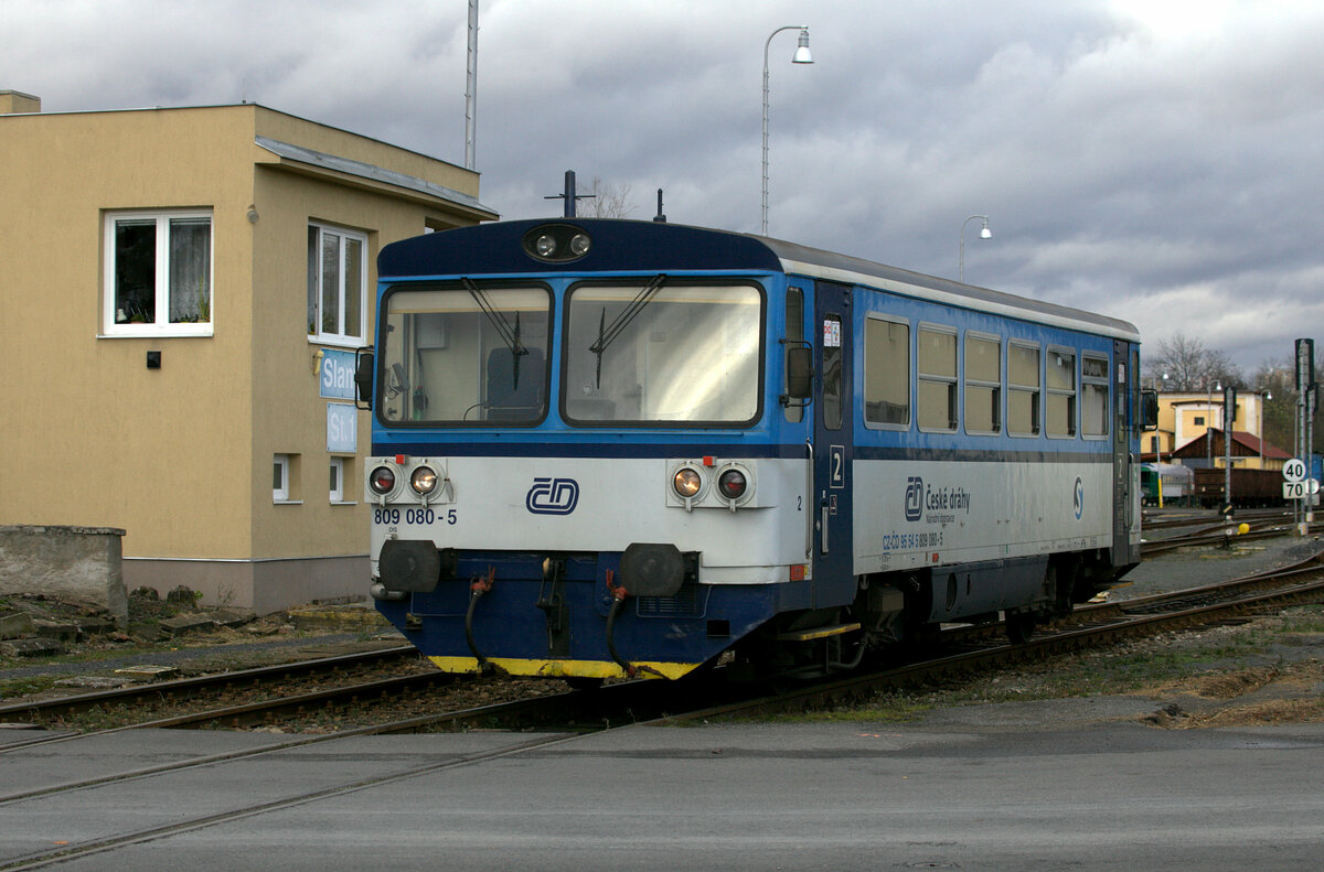 809 080-5 rangiert in Slany. 04.11.2021 15:15 Uhr.