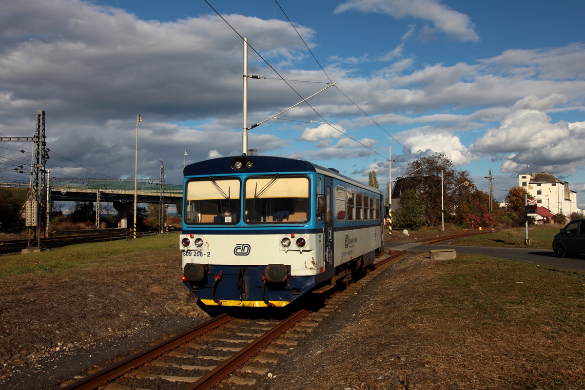 809 208 als Os12355, aus Lužec nad Vltavou, bei Einfahrt in den Bf Vraňany am 16.10.2016