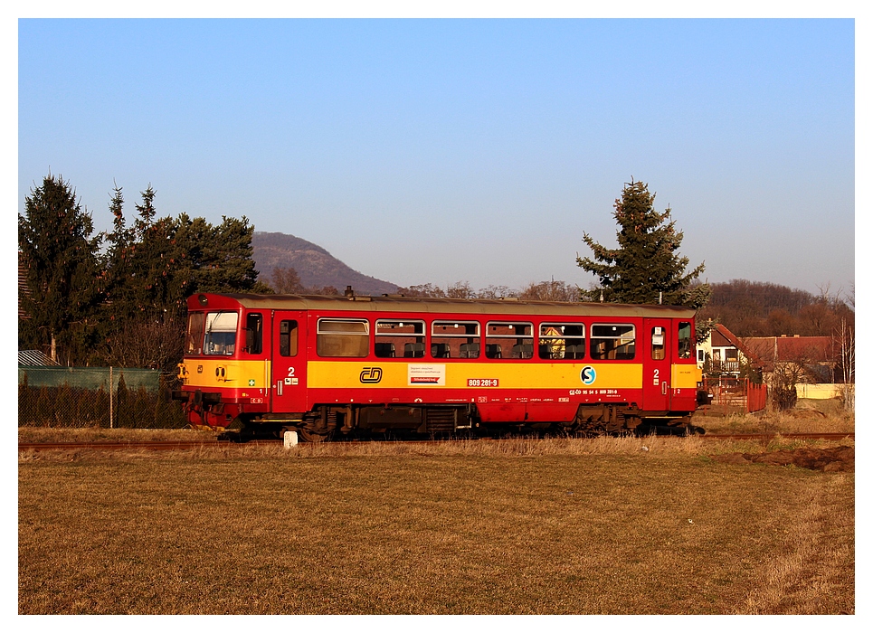 809 281-9 mit den Os 12318 in Straškov am 24.02.2014