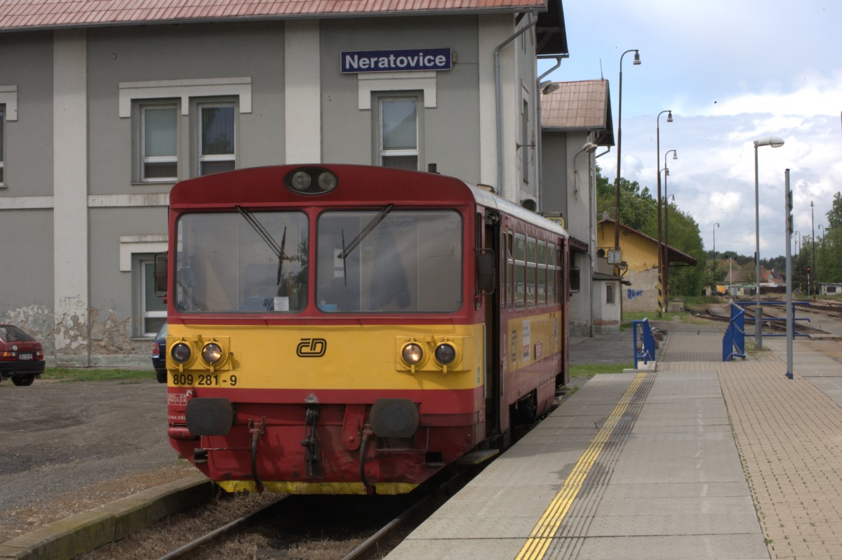 809 281 - 9 in Neratovice 13.05.2014  11:32 Uhr nach Celakovice , muss nach der
Abfahrt vom Bahnsteig nochmals die Richtung wechseln.